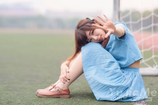 坐立扭脊式，消除胃胀气