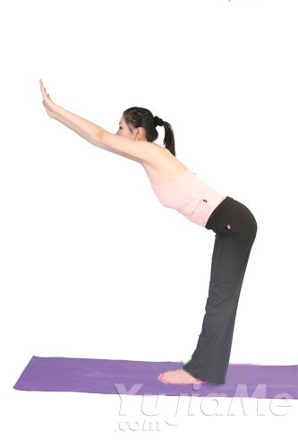 瑜伽动作拉伸脊柱，助你瞬间长高5cm！(图1)