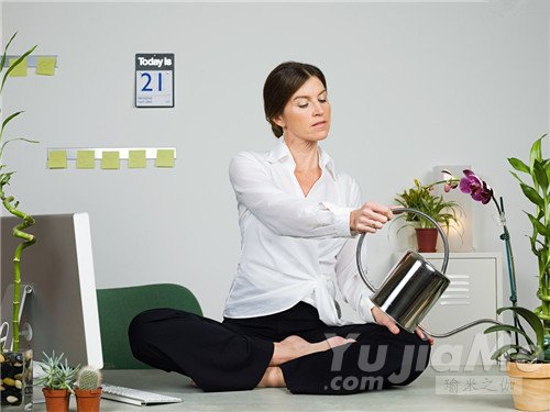 四个办公室瑜伽动作 让你远离疾病(图2)
