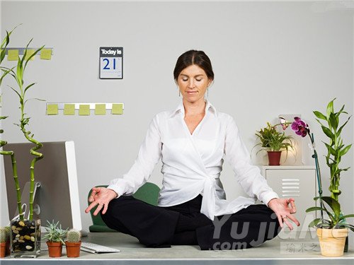 四个办公室瑜伽动作 让你远离疾病(图1)