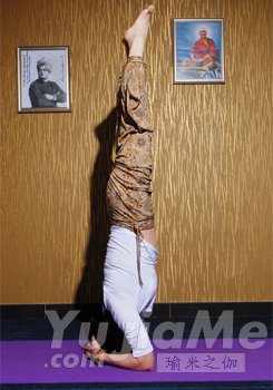 头倒立 头倒立对背部疼痛有很好的理疗效果(图1)