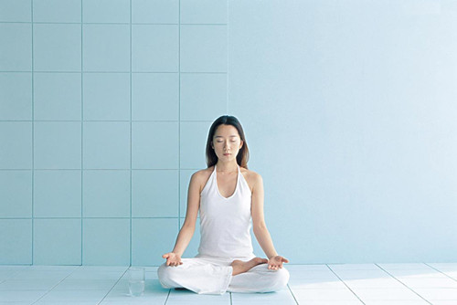 怎样通过6个瑜伽动作缓解肩颈酸痛