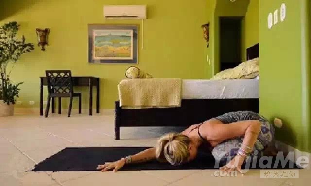 6个睡前瑜伽动作让你睡得更甜(图1)