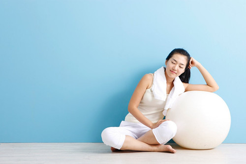 调理月经的瑜伽动作，缓解腰酸腹痛，平衡身