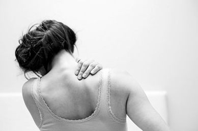 缓解肩颈疲劳的简易瑜伽与居家舒缓方法