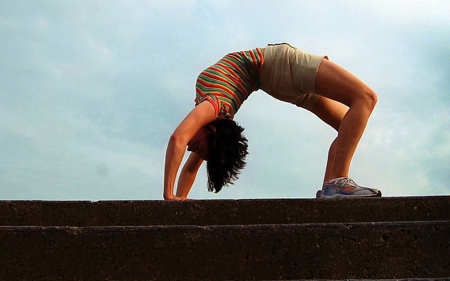 滚背动作矫正脊椎歪斜，改善姿势与缓解骨刺