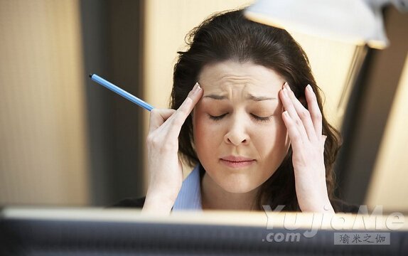 办公室瑜伽缓解疲劳，一分钟动作提升工作效率(图2)