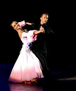 姿势、姿态与架型：掌握国标舞技术的重要要素(图1)