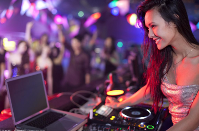 顶尖DJ技巧与风格解析：从设备掌握到表演创新(图1)