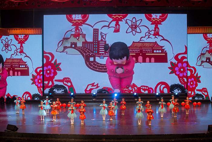 新春文艺晚会展现青少年艺术风采，推动校园文化繁荣发展(图3)