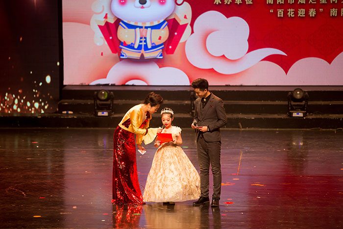 新春文艺晚会展现青少年艺术风采，推动校园文化繁荣发展(图4)