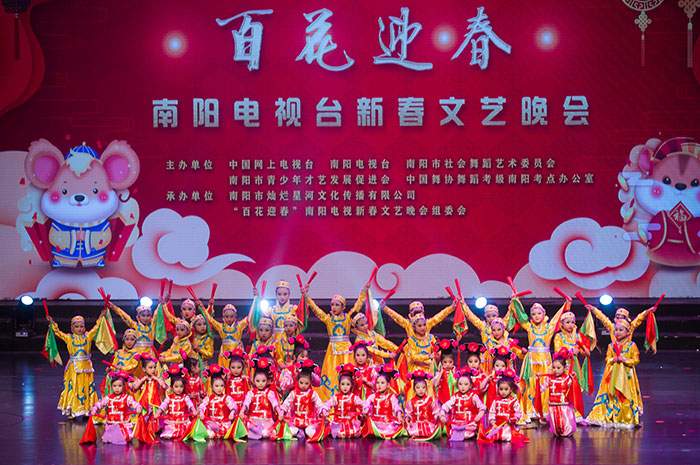 新春文艺晚会展现青少年艺术风采，推动校园文化繁荣发展(图16)