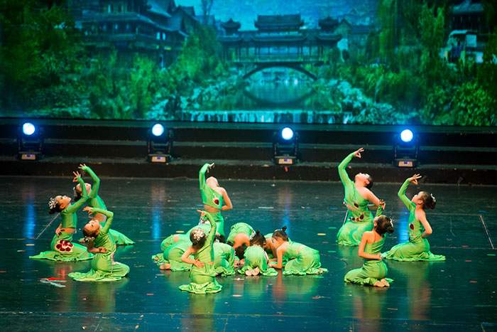 新春文艺晚会展现青少年艺术风采，推动校园文化繁荣发展(图7)