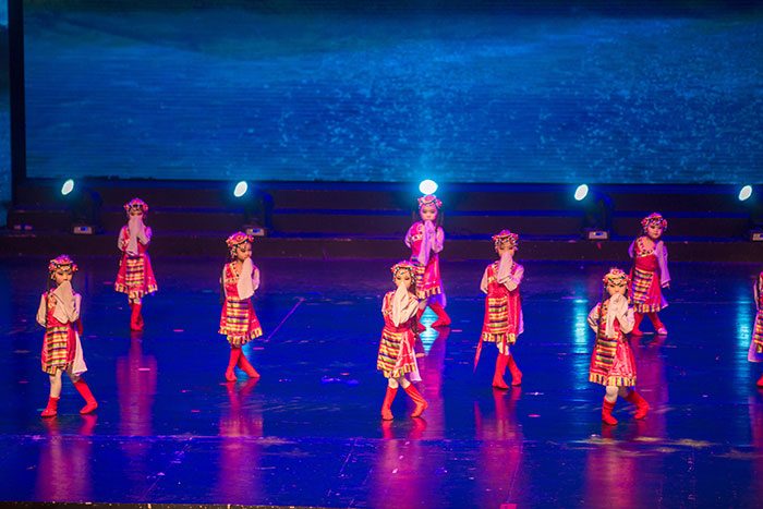 新春文艺晚会展现青少年艺术风采，推动校园文化繁荣发展(图2)