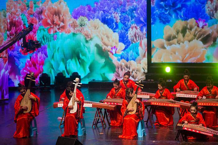 新春文艺晚会展现青少年艺术风采，推动校园文化繁荣发展(图43)