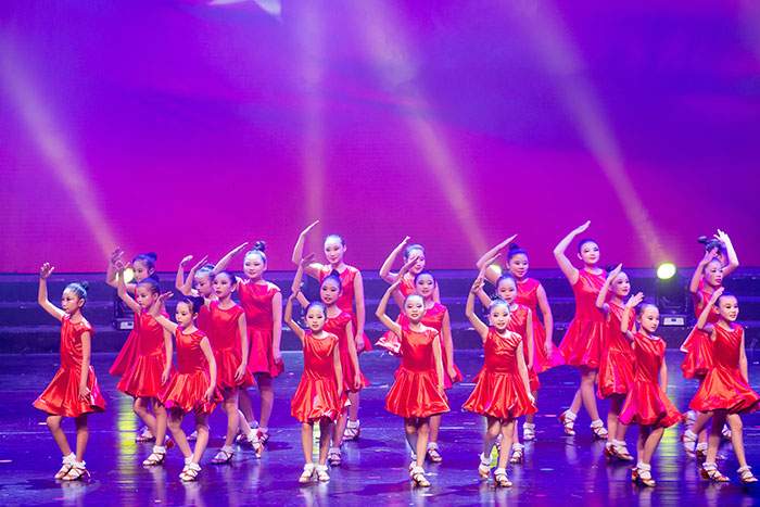 新春文艺晚会展现青少年艺术风采，推动校园文化繁荣发展(图27)