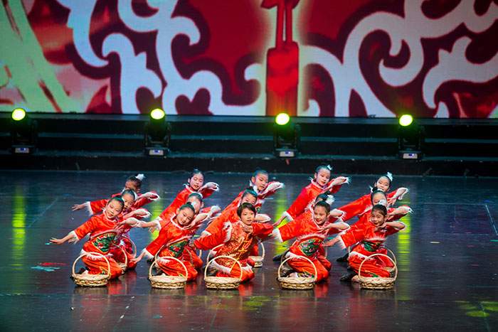 新春文艺晚会展现青少年艺术风采，推动校园文化繁荣发展(图8)