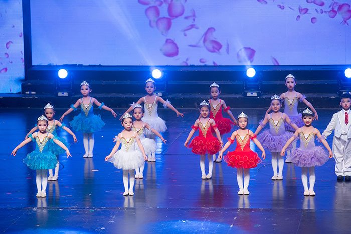 新春文艺晚会展现青少年艺术风采，推动校园文化繁荣发展(图19)
