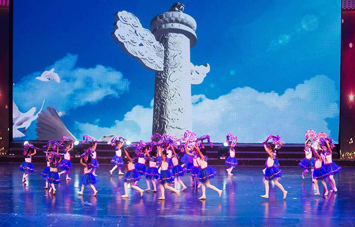 新春文艺晚会展现青少年艺术风采，推动校园文化繁荣发展(图6)