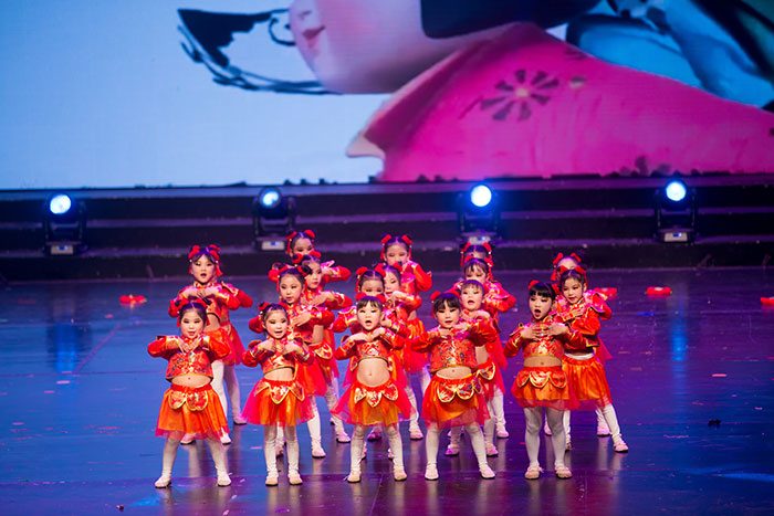 新春文艺晚会展现青少年艺术风采，推动校园文化繁荣发展(图13)