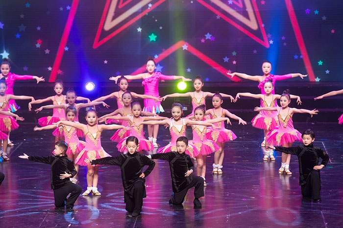 新春文艺晚会展现青少年艺术风采，推动校园文化繁荣发展(图32)