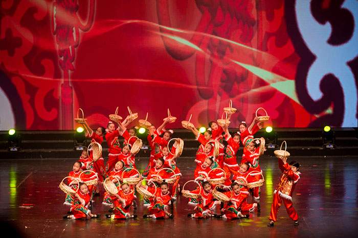 新春文艺晚会展现青少年艺术风采，推动校园文化繁荣发展(图9)